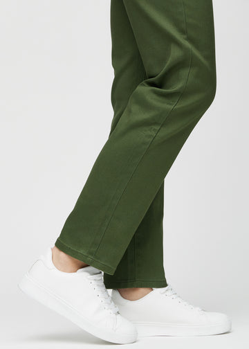 Regularjeans för kvinnor i mörkgrön, färgen Renewals. Närbild vid anklarna på en modell, som visar de raka bensluten.