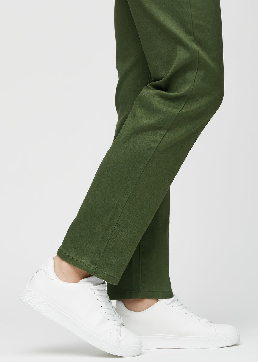 Regularjeans för kvinnor i mörkgrön, färgen Renewals. Närbild vid anklarna på en modell, som visar de raka bensluten.