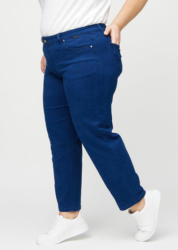 Regularjeans för kvinnor i mörkblå, färgen Royals. Från sidan på en plus size-modell.