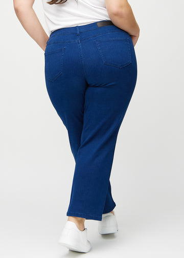 Regularjeans för kvinnor i mörkblå, färgen Royals. Bakifrån på en plus size-modell, så att hela passformen syns.