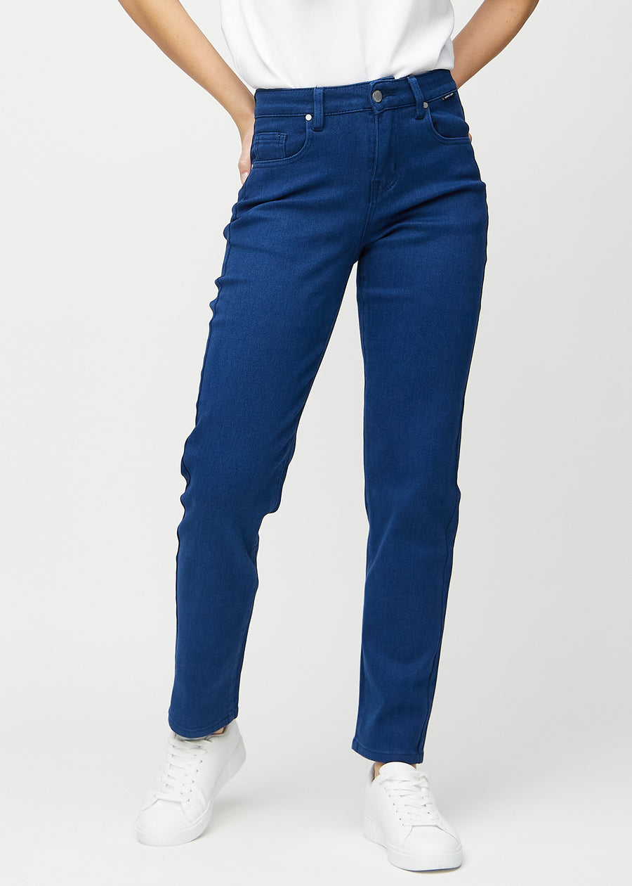 Regularjeans för kvinnor i mörkblå, färgen Royals. Framifrån på en modell, med klassiskt raka ben.