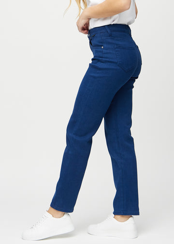 Regularjeans för kvinnor i mörkblå, färgen Royals. Från sidan på en modell.