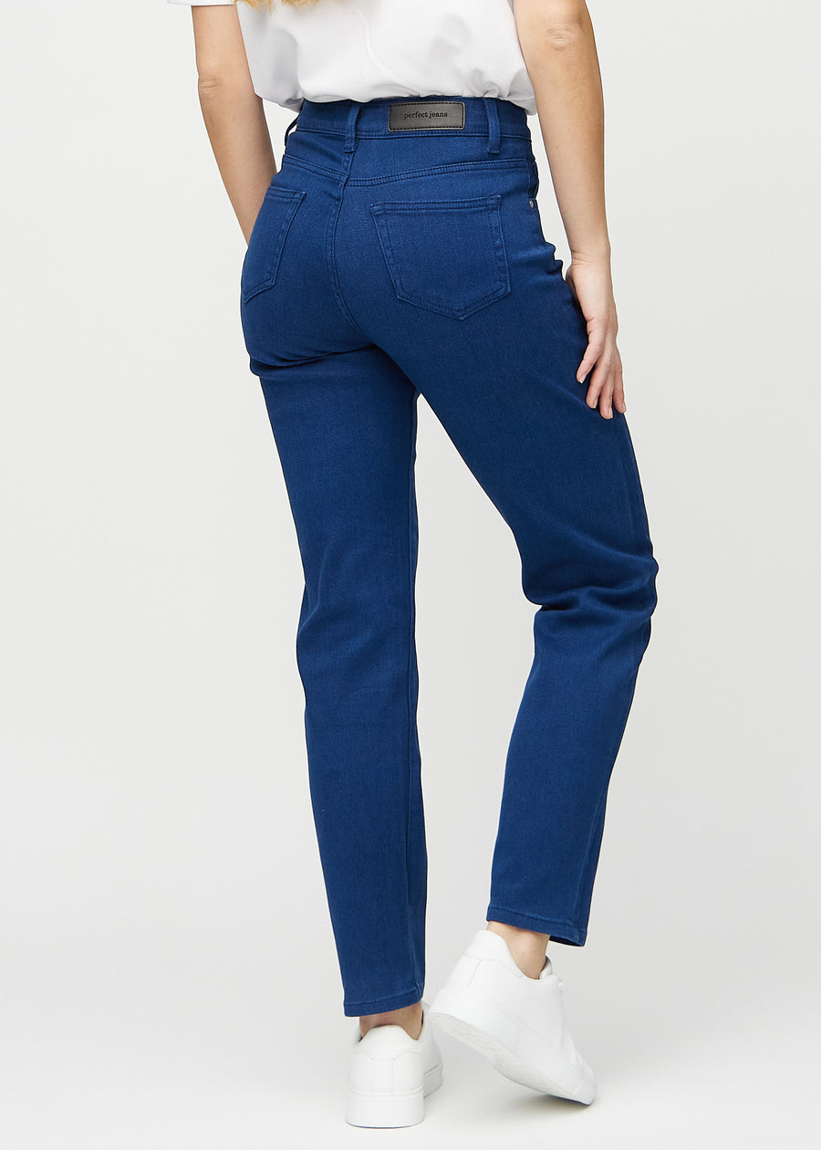 Regularjeans för kvinnor i mörkblå, färgen Royals. Bakifrån på en modell, så att hela passformen syns.