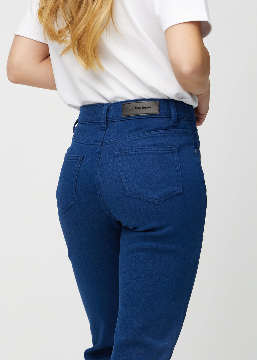 Regularjeans för kvinnor i mörkblå, färgen Royals. Närbild bakifrån på en modell, som visar passform och detaljer.