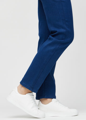 Regularjeans för kvinnor i mörkblå, färgen Royals. Närbild vid anklarna på en modell, som visar de raka bensluten.