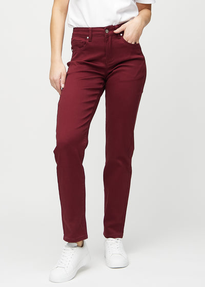 Regularjeans för kvinnor i mörkröd, färgen Santas. Framifrån på en modell, med klassiskt raka ben.