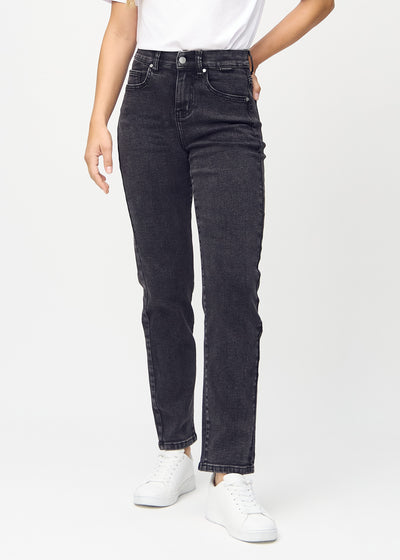 Regularjeans för kvinnor i mörkgrå, färgen Shadows. Framifrån på en modell, med klassiskt raka ben.