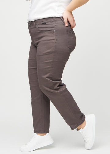 Regularjeans för kvinnor i gråbrun, färgen Thunders. Från sidan på en plus size-modell.