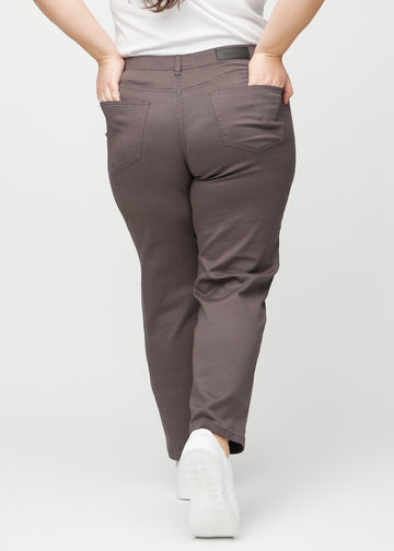 Regularjeans för kvinnor i gråbrun, färgen Thunders. Bakifrån på en plus size-modell, så att hela passformen syns.