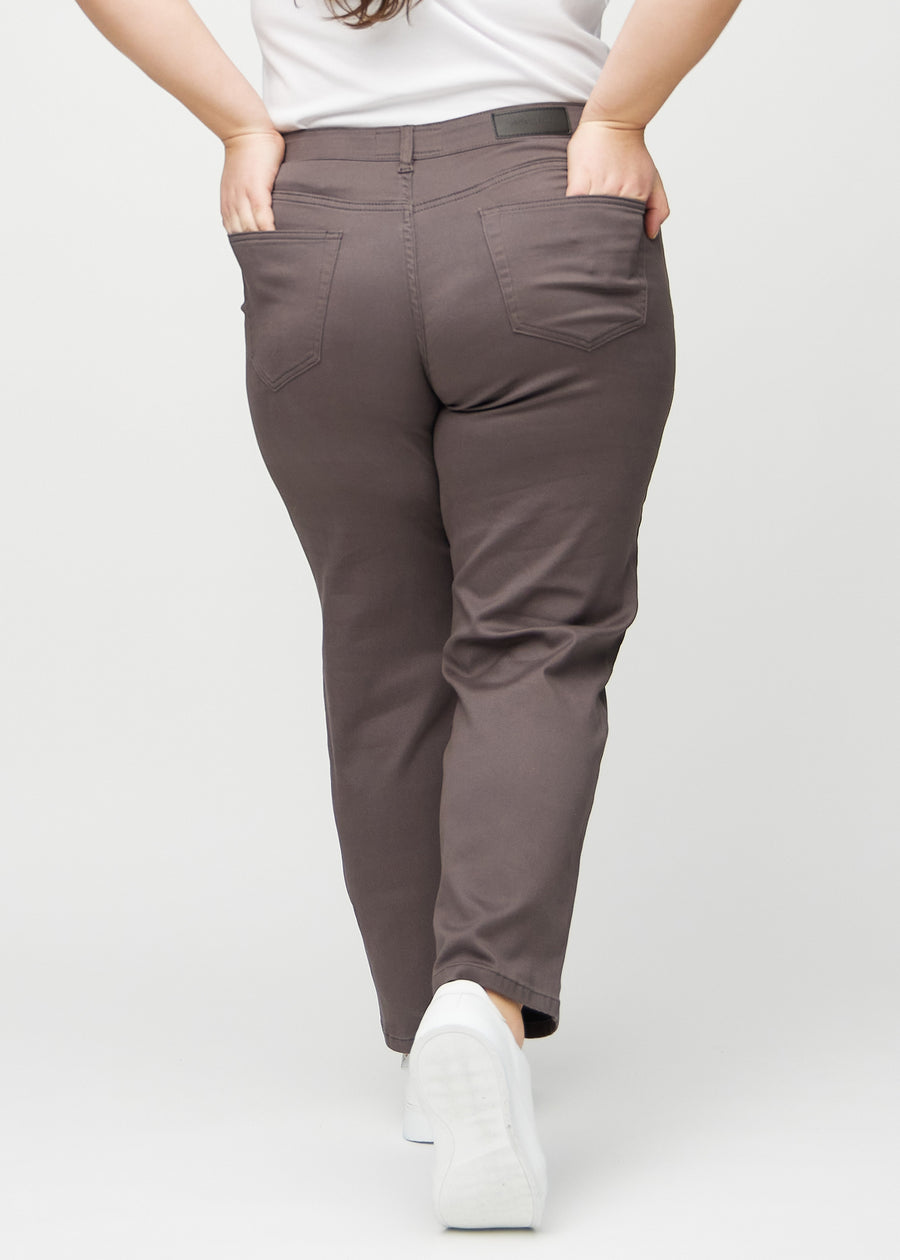Regularjeans för kvinnor i gråbrun, färgen Thunders. Bakifrån på en plus size-modell, så att hela passformen syns.