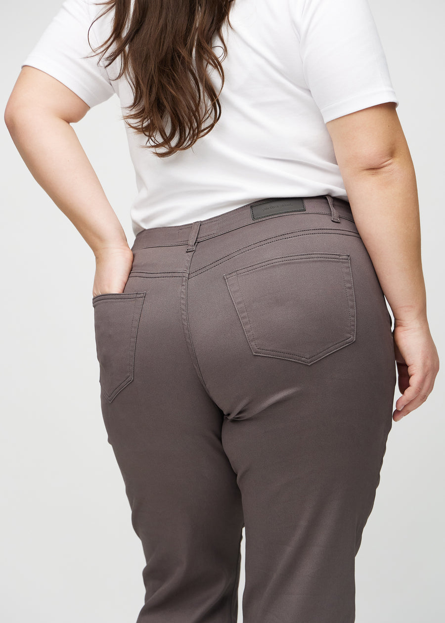 Regularjeans för kvinnor i gråbrun, färgen Thunders. Närbild bakifrån på en plus size-modell, som visar passform och detaljer.