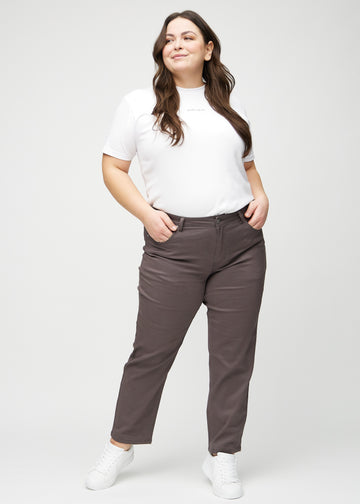 Regularjeans för kvinnor i gråbrun, färgen Thunders. Helbild av en plus size-modell som bär jeansen.