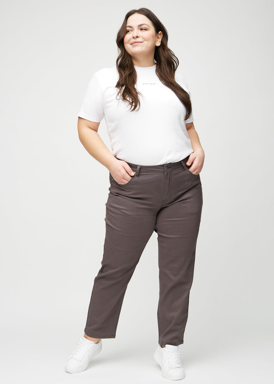 Regularjeans för kvinnor i gråbrun, färgen Thunders. Helbild av en plus size-modell som bär jeansen.