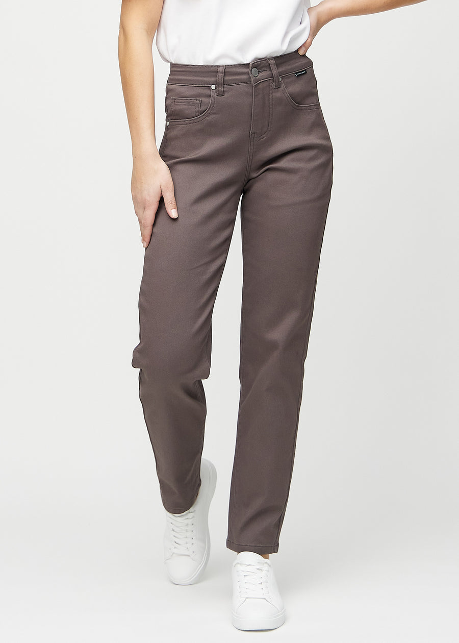 Regularjeans för kvinnor i gråbrun, färgen Thunders. Framifrån på en modell, med klassiskt raka ben.