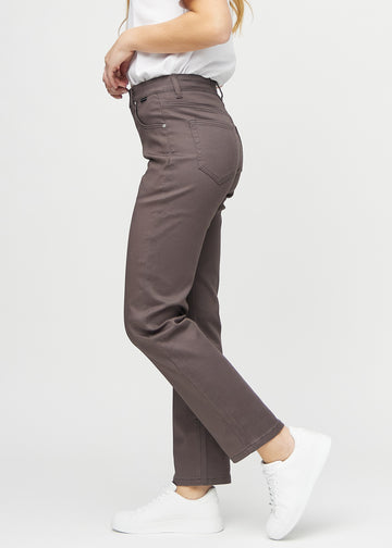 Regularjeans för kvinnor i gråbrun, färgen Thunders. Från sidan på en modell.