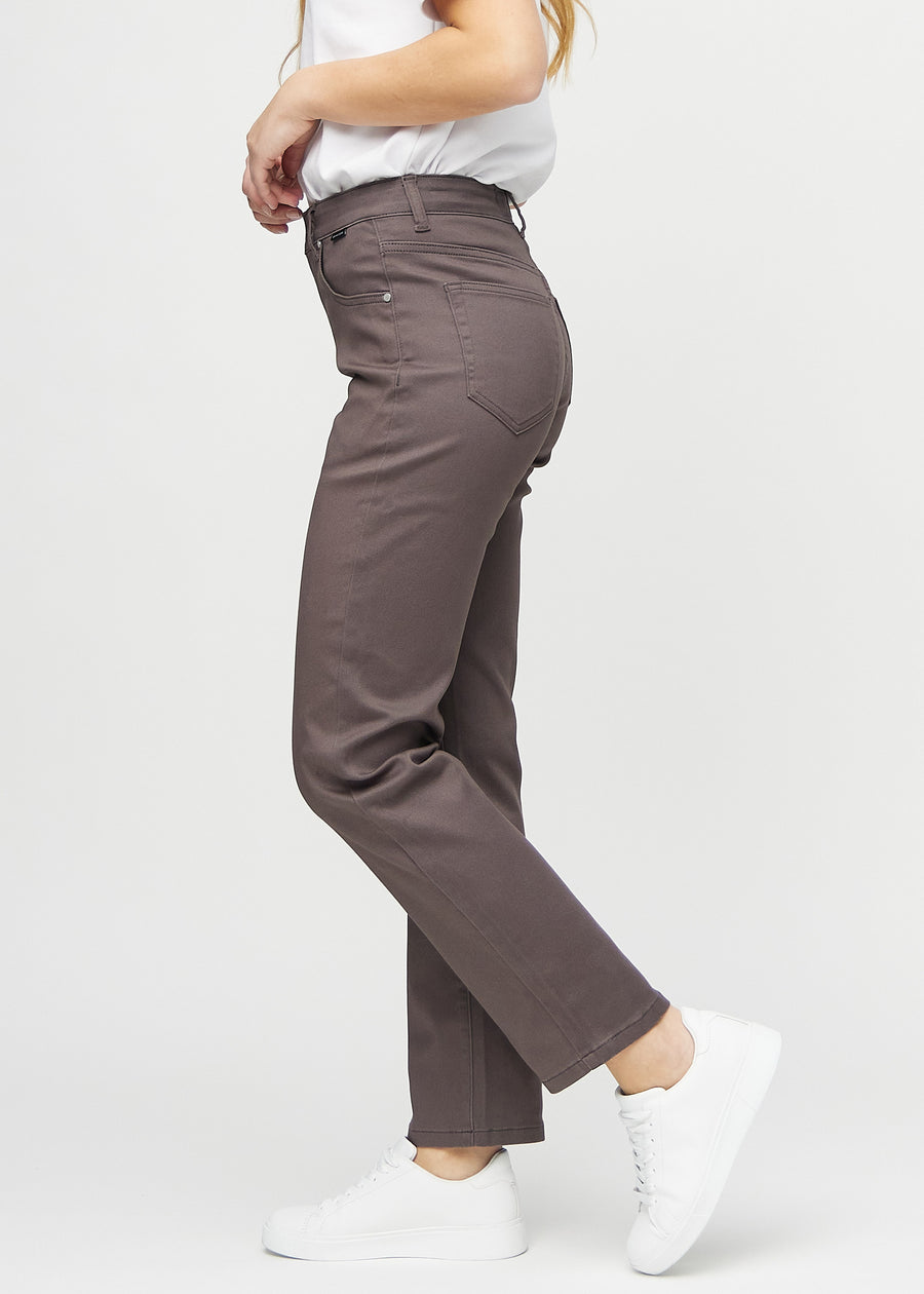 Regularjeans för kvinnor i gråbrun, färgen Thunders. Från sidan på en modell.