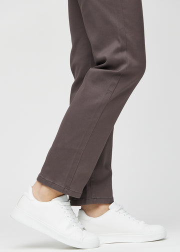 Regularjeans för kvinnor i gråbrun, färgen Thunders. Närbild vid anklarna på en modell, som visar de raka bensluten.