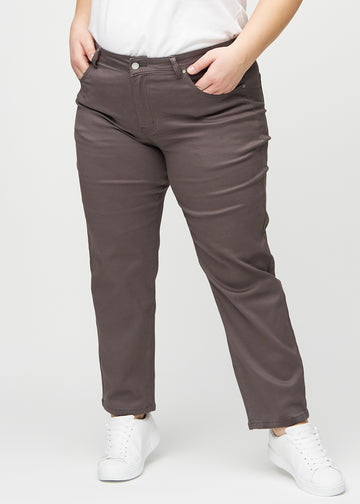Regularjeans för kvinnor i gråbrun, färgen Thunders. Framifrån på en plus size-modell, med klassiskt raka ben.