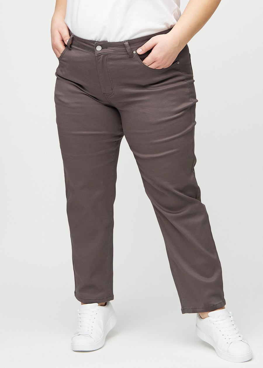 Regularjeans för kvinnor i gråbrun, färgen Thunders. Framifrån på en plus size-modell, med klassiskt raka ben.