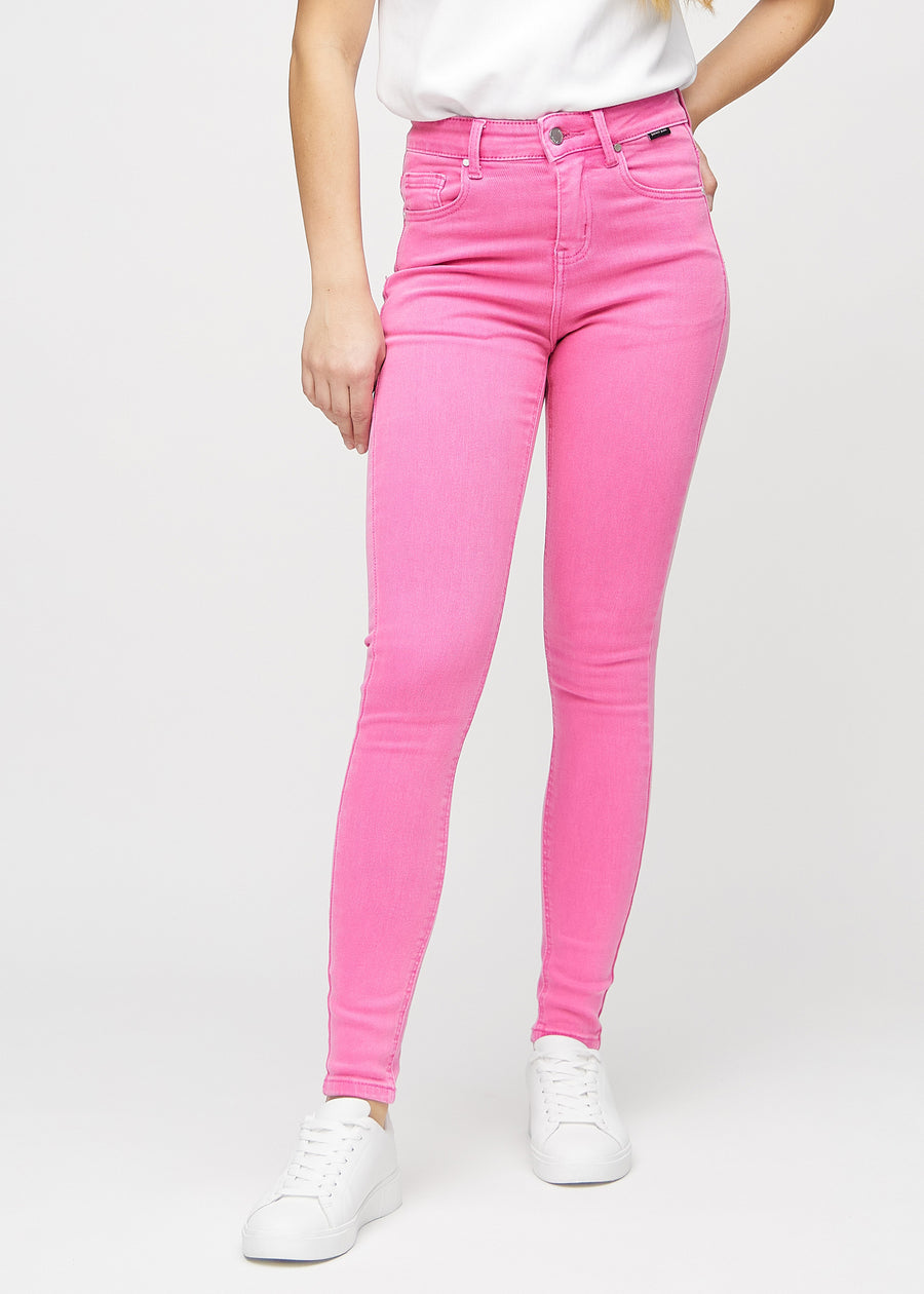 Skinnyjeans för kvinnor i ljusrosa, färgen Flamingos. Framifrån på en modell, med nära passform runt benen.