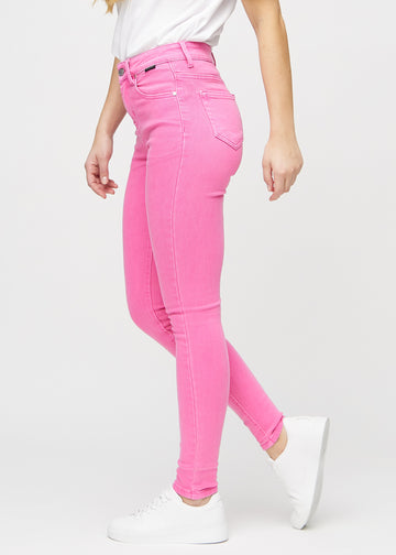 Skinnyjeans för kvinnor i ljusrosa, färgen Flamingos. Från sidan på en modell.