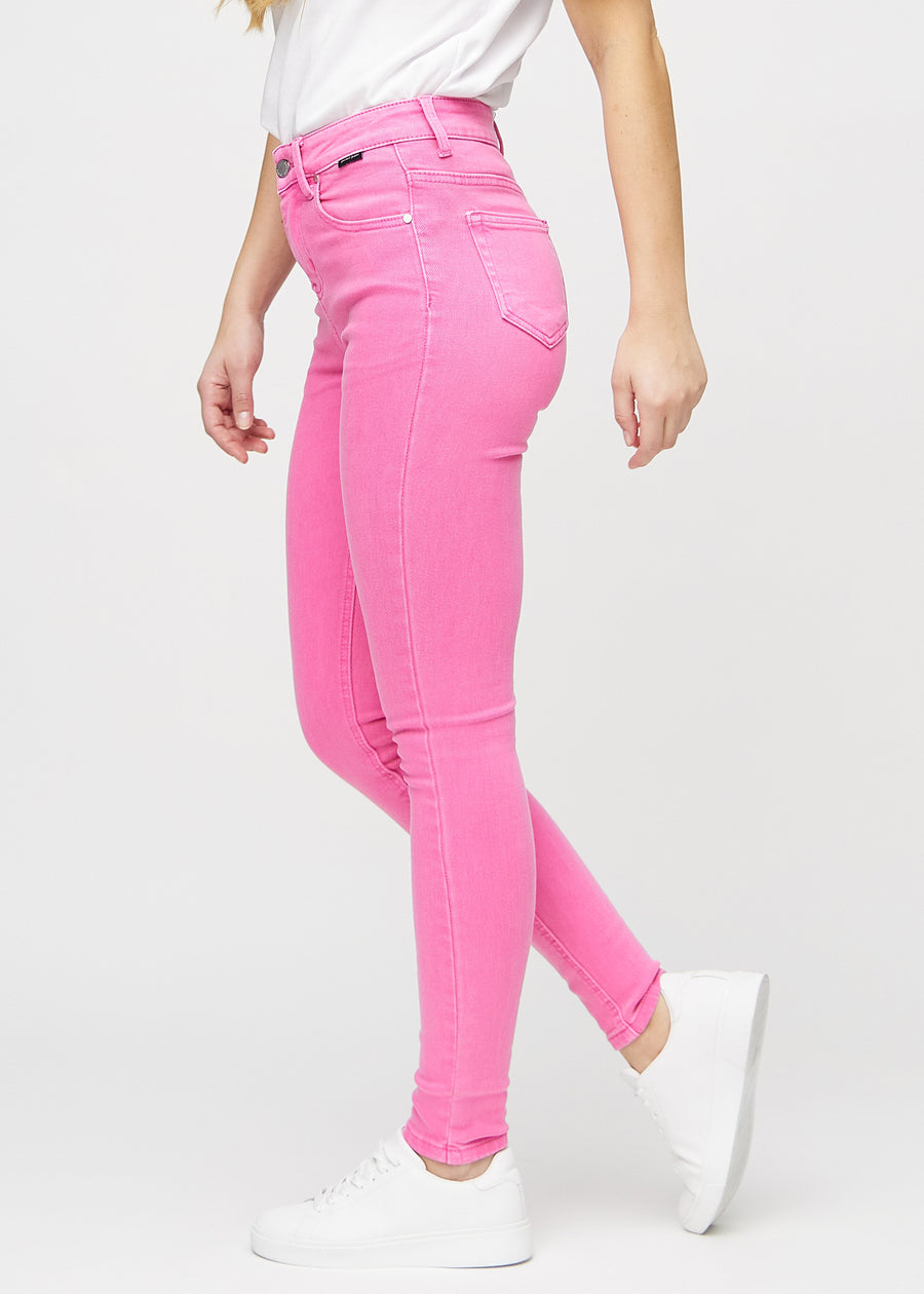 Skinnyjeans för kvinnor i ljusrosa, färgen Flamingos. Från sidan på en modell.