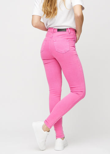 Skinnyjeans för kvinnor i ljusrosa, färgen Flamingos. Bakifrån på en modell, så att hela passformen syns.