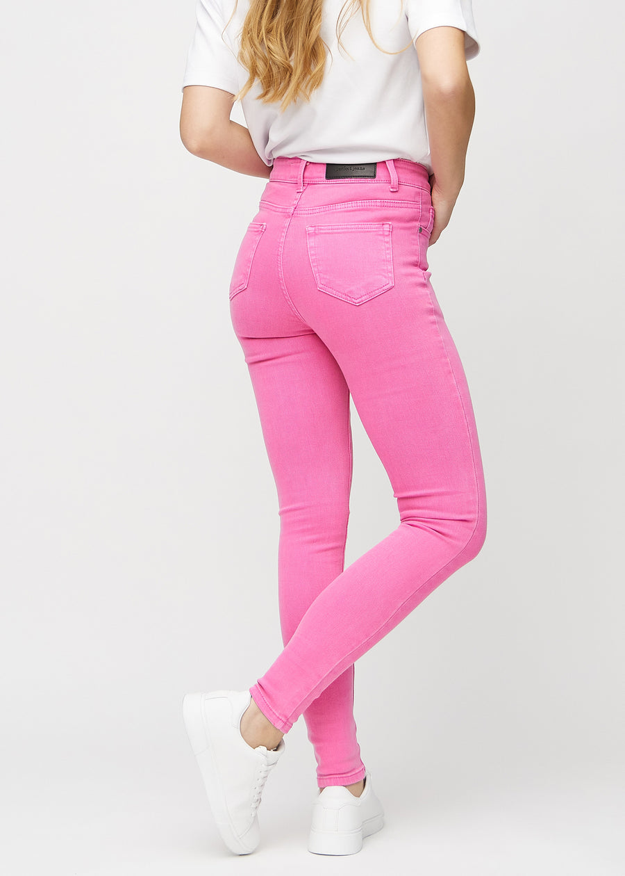 Skinnyjeans för kvinnor i ljusrosa, färgen Flamingos. Bakifrån på en modell, så att hela passformen syns.