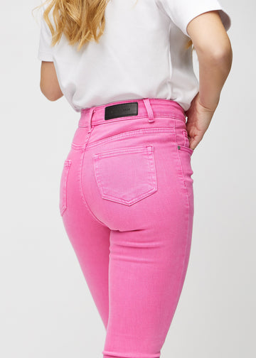 Skinnyjeans för kvinnor i ljusrosa, färgen Flamingos. Närbild bakifrån på en modell som visar detaljerna.