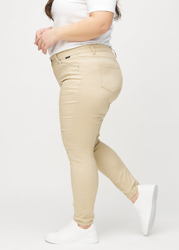Skinnyjeans för kvinnor i beige, färgen Gazelles. Från sidan på en plus size-modell.