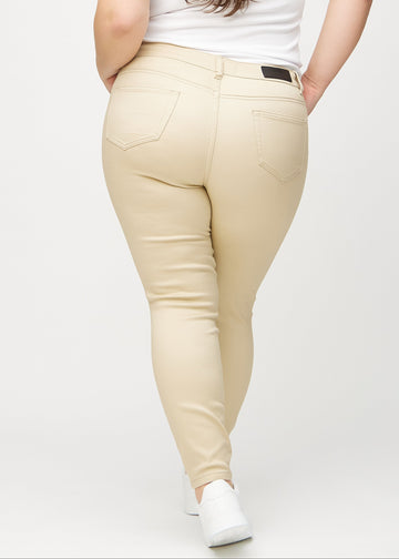 Skinnyjeans för kvinnor i beige, färgen Gazelles. Bakifrån på en plus size-modell, så att hela passformen syns.