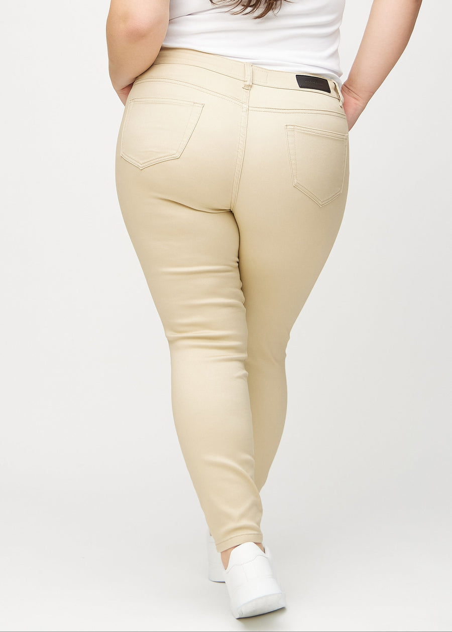 Skinnyjeans för kvinnor i beige, färgen Gazelles. Bakifrån på en plus size-modell, så att hela passformen syns.