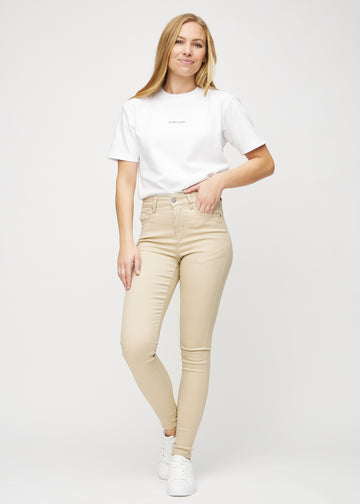 Skinnyjeans för kvinnor i beige, färgen Gazelles. Helbild av en modell som bär jeansen.