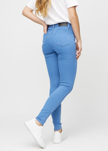 Skinnyjeans för kvinnor i blå, färgen Geraniums. Bakifrån på en modell, så att hela passformen syns.