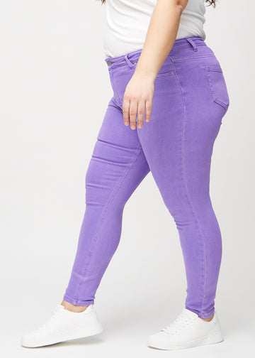 Skinnyjeans för kvinnor i lila, färgen Lavenders. Från sidan på en plus size-modell.