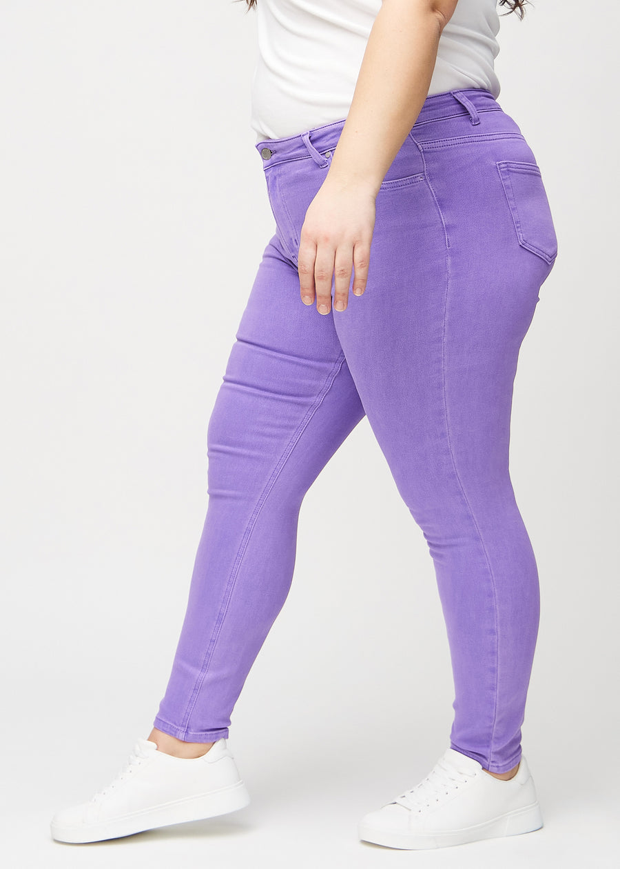 Skinnyjeans för kvinnor i lila, färgen Lavenders. Från sidan på en plus size-modell.