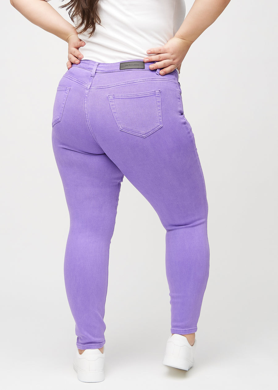 Skinnyjeans för kvinnor i lila, färgen Lavenders. Bakifrån på en plus size-modell, så att hela passformen syns.