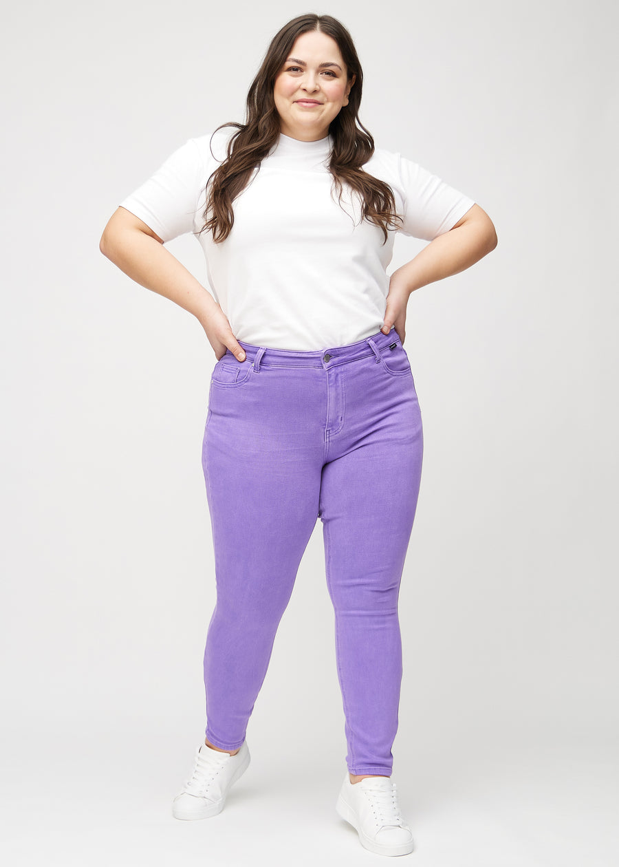 Skinnyjeans för kvinnor i lila, färgen Lavenders. Helbild av en plus size-modell i jeansen.
