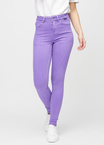 Skinnyjeans för kvinnor i lila, färgen Lavenders. Framifrån på en modell, med nära passform runt benen.