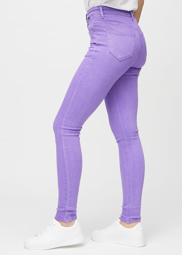 Skinnyjeans för kvinnor i lila, färgen Lavenders. Från sidan på en modell.