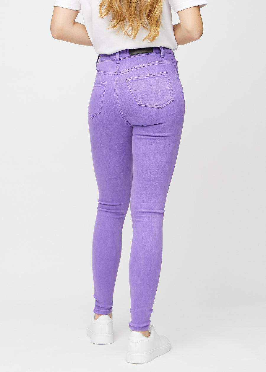 Skinnyjeans för kvinnor i lila, färgen Lavenders. Bakifrån på en modell, så att hela passformen syns.