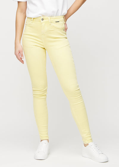 Ljusgula skinny jeans, modellnamn Lemonades, som sitter tätt längs benet, sedd framifrån.