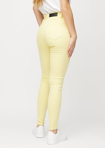 Skinnyjeans för kvinnor i ljusgul, färgen Lemonades. Bakifrån på en modell, så att hela passformen syns.