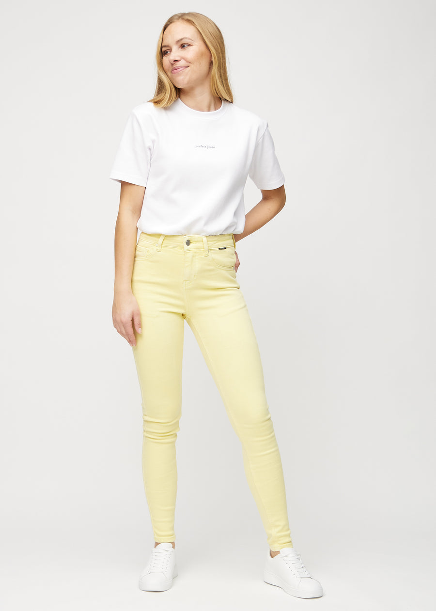 Skinnyjeans för kvinnor i ljusgul, färgen Lemonades. Helbild av en modell i jeansen.