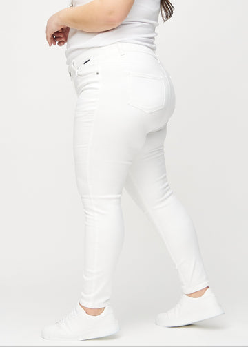 Skinnyjeans för kvinnor i vit, färgen Marguerites. Från sidan på en plus size-modell.