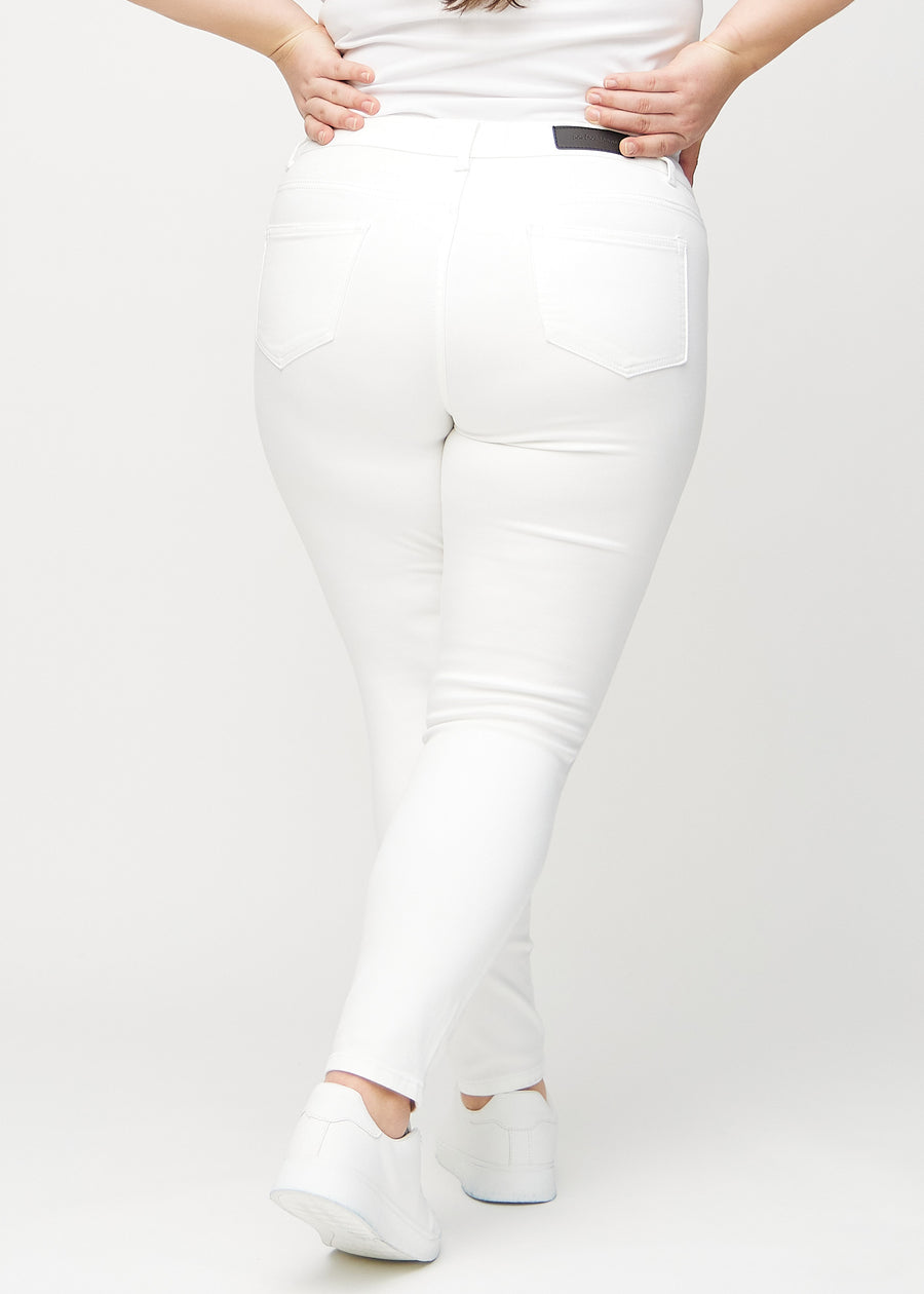 Skinnyjeans för kvinnor i vit, färgen Marguerites. Bakifrån på en plus size-modell, så att hela passformen syns.