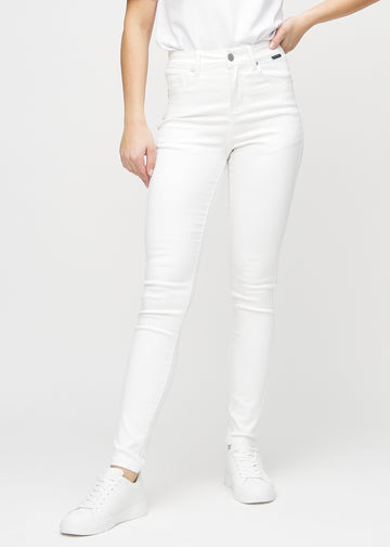 Skinnyjeans för kvinnor i vit, färgen Marguerites. Framifrån på en modell, med nära passform runt benen.