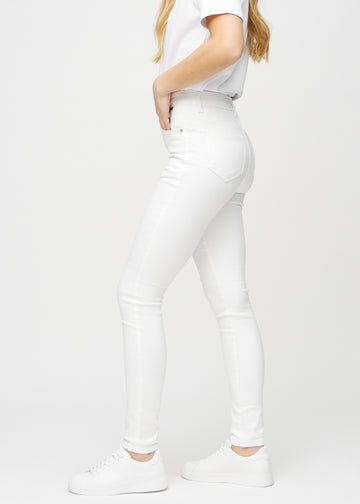 Skinnyjeans för kvinnor i vit, färgen Marguerites. Från sidan på en modell.