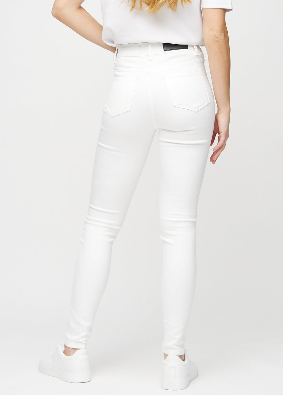 Skinnyjeans för kvinnor i vit, färgen Marguerites. Bakifrån på en modell, så att hela passformen syns.