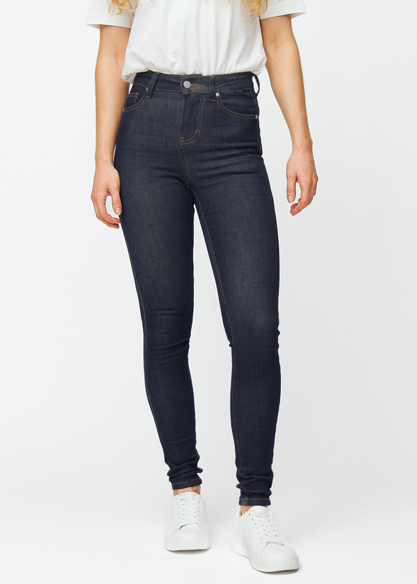 Djup mörkblå denim jeans för kvinnor i färgen Midnights med skinny passform, som sitter tätt från midja till ankel, sedd framifrån.